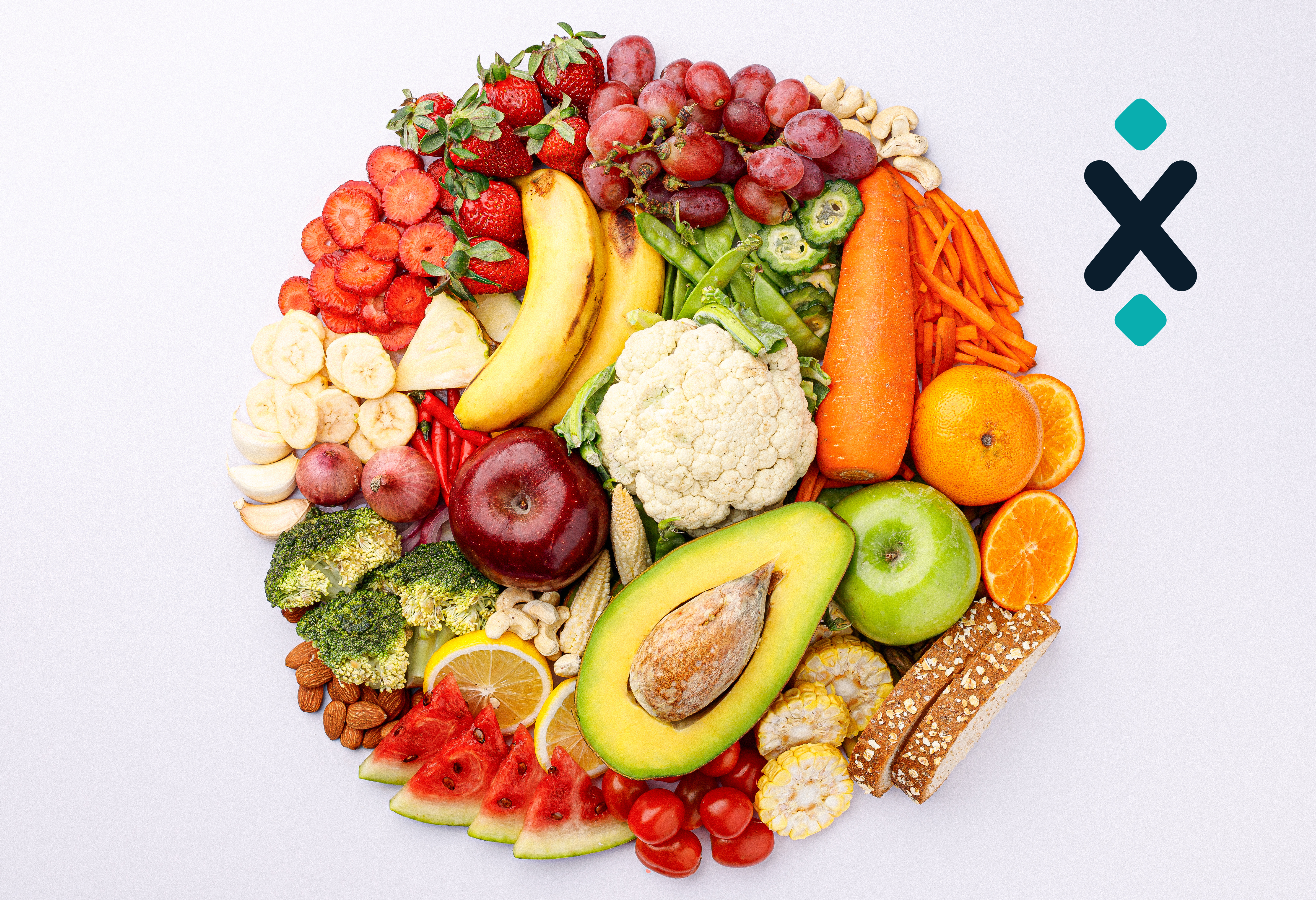 plato de comida saludable con frutas, verduras y alimentos naturales